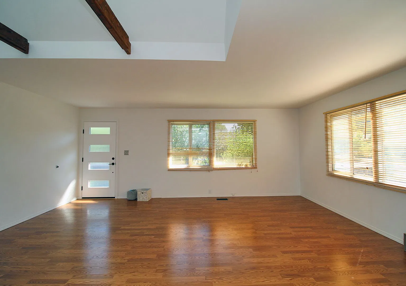 Fantastic Remodeled 3 Bedroom/2 Bath Mid-Century Home In Desirable Woodstock — Photo 4