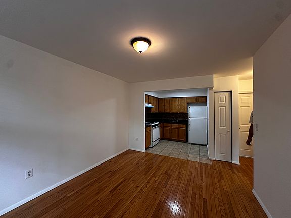 3rd image of 816 Elton Ave #2