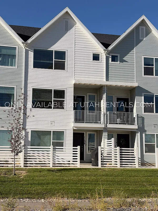 3 bed, 2.5 bath, 2006 sqft, $2,100 — Photo 1