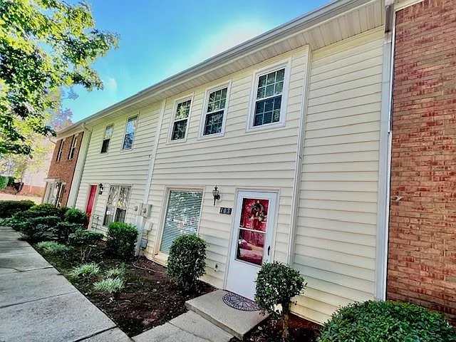 2 bed, 2.5 bath, 1240 sqft, $1,745 — Photo 1