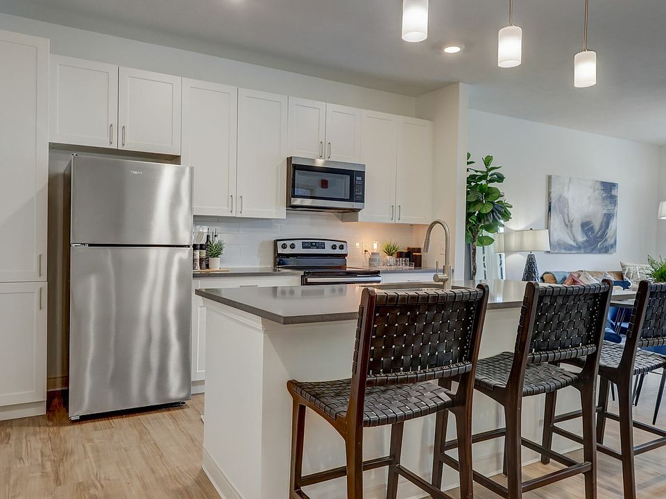 Kitchen with Entertainment-sized Island