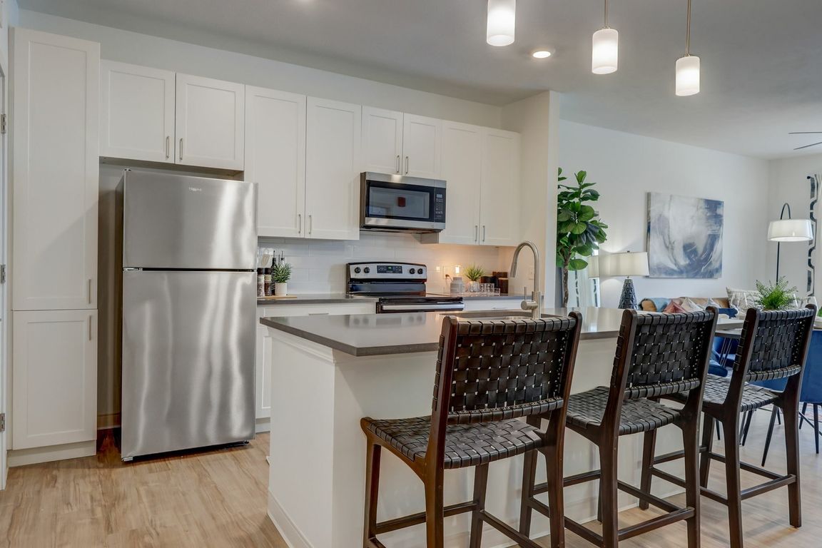 Kitchen with Entertainment-sized Island