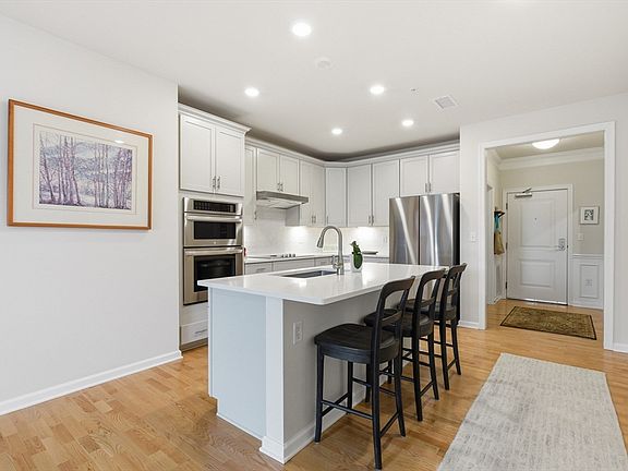 4th image of 401 Emery Ln #304