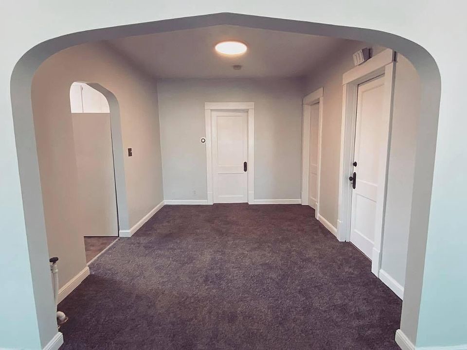 1st image of 800 37th Ave NE #1