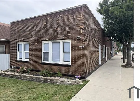 3 bed, 900 sqft, $2,350 — Photo 1