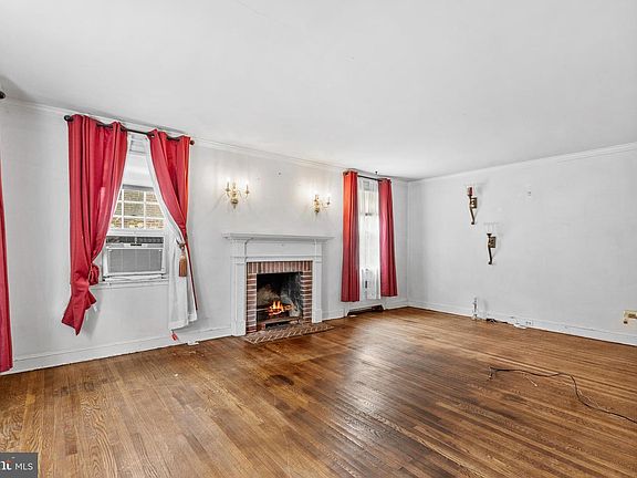 5th image of 2926 Belmont Ave