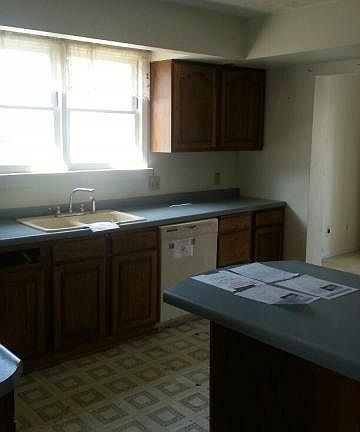 3rd image of 1910 Hulman St