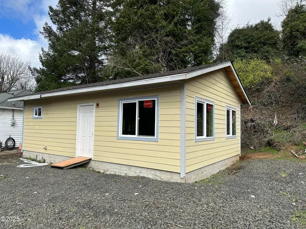 180 SE 2nd St, Toledo, OR 97391