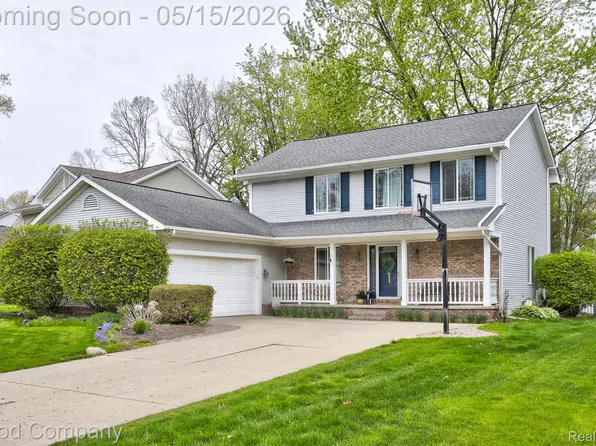 2370 Lansbury Dr, Waterford, MI 48329
