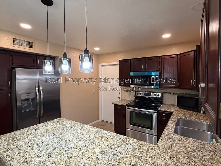 7568 W Kerry Ln — Photo 9