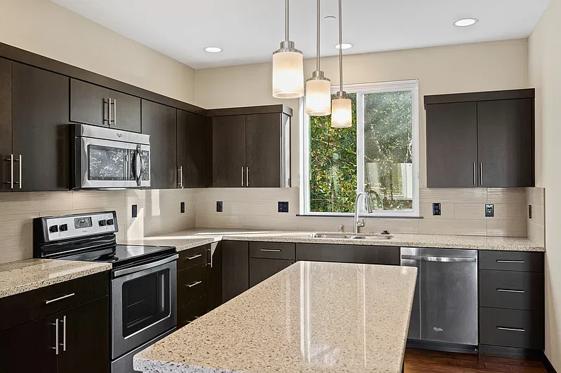 3 bed, 2.5 bath, 1708 sqft, $2,995 — Photo 3