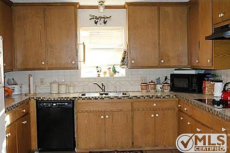 3rd image of 1325 Sewell St