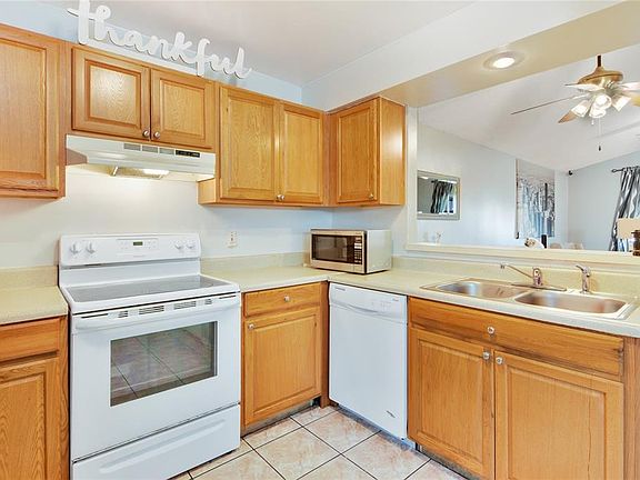 4th image of 121 Coralwood Cir