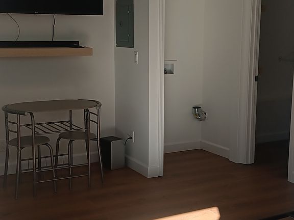 3rd image of 631 Oaklawn Ave #633