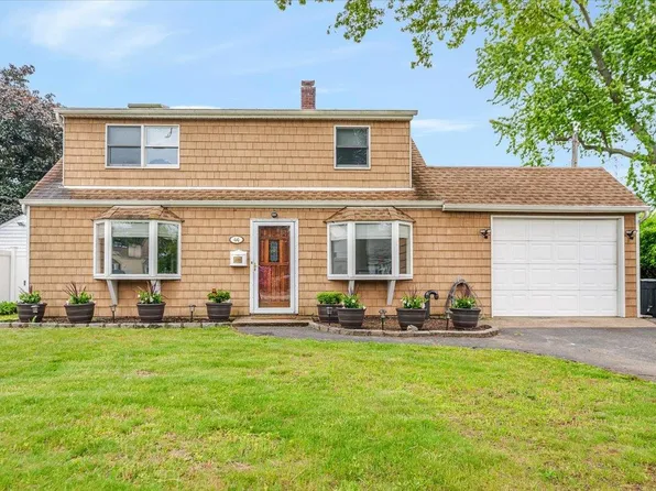 44 Lilac Lane, Levittown, NY 11756