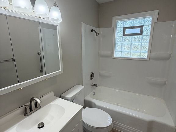 3rd image of 1575 Maplewood St NE