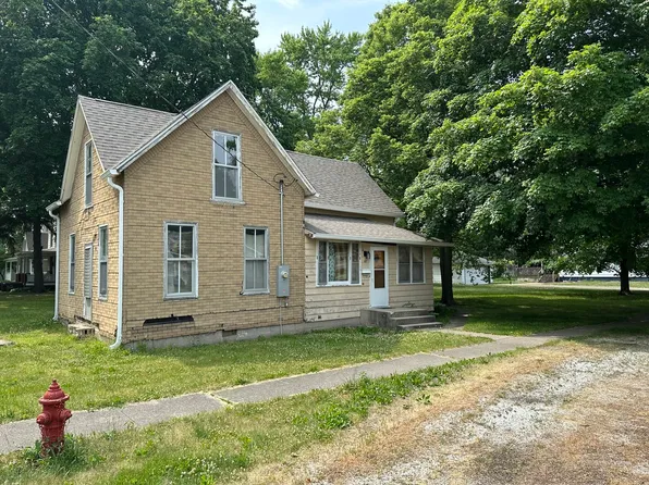 402 N Henson Rd, Villa Grove, IL 61956