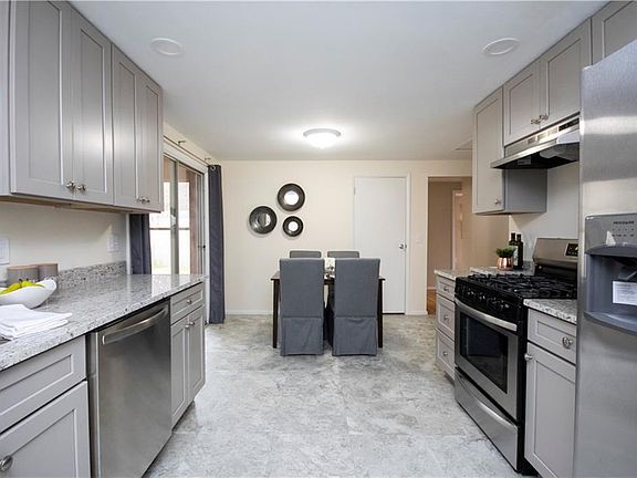 5th image of 37 Glen Meadows Dr