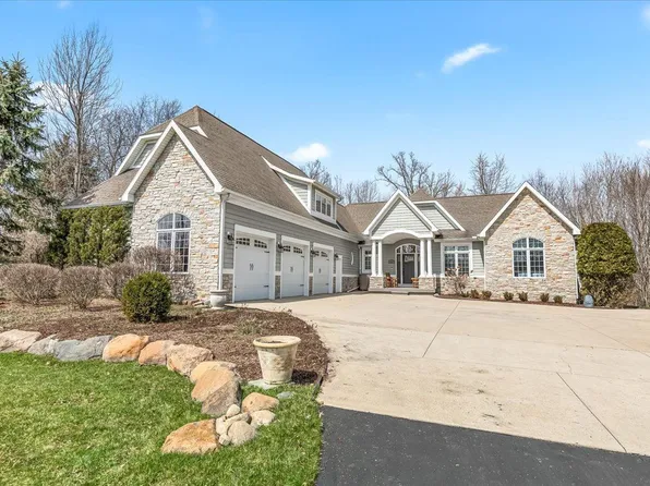 9339 Preserve Dr, Fenton, MI 48430