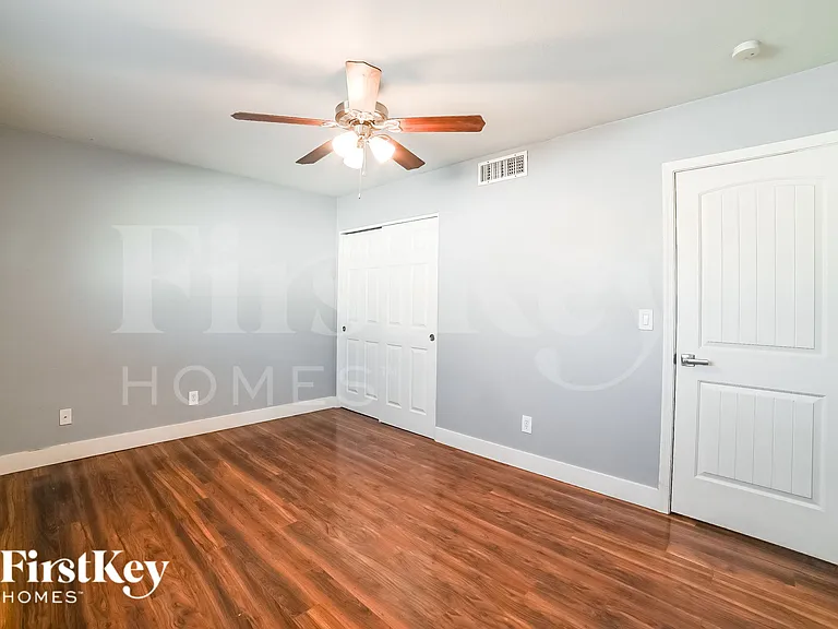 1519 W 6th St — Photo 13