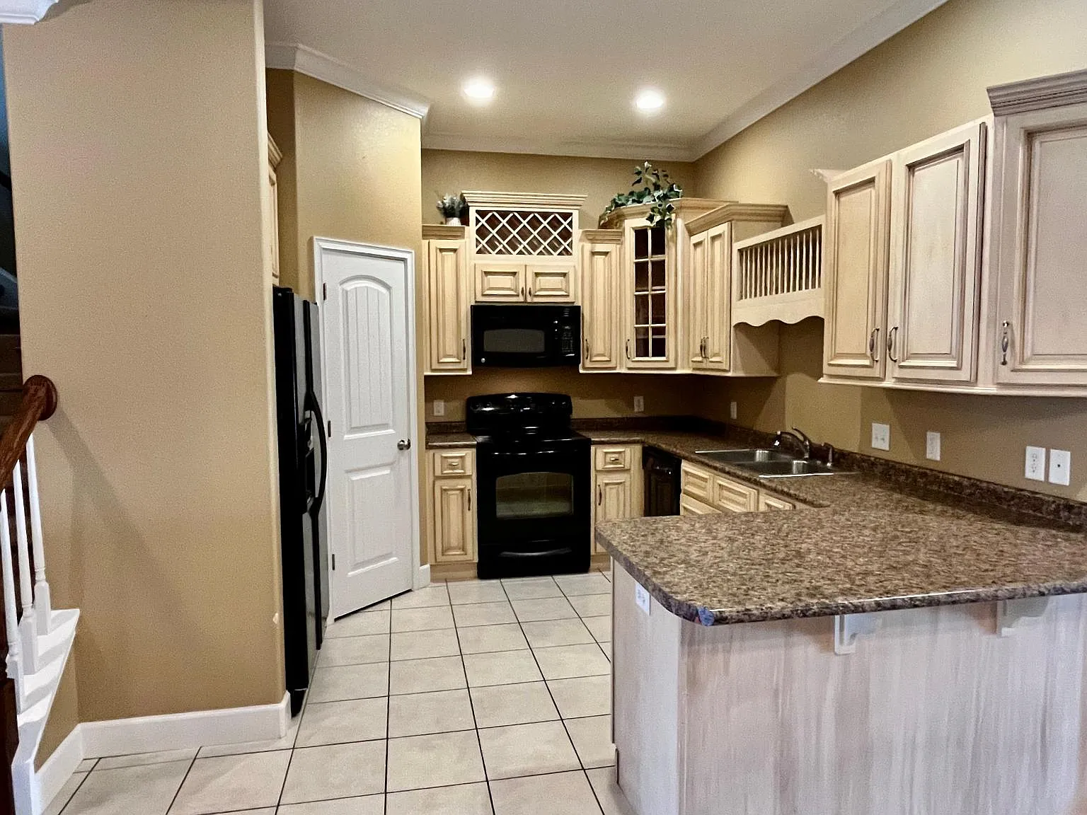 3 bed, 1600 sqft, $1,650 — Photo 2