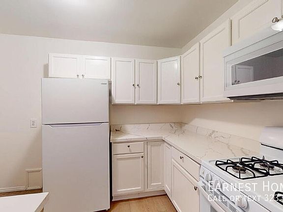 5th image of 127 N Doheny Dr #1