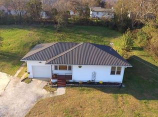 423 Oak St, Harriman, TN 37748