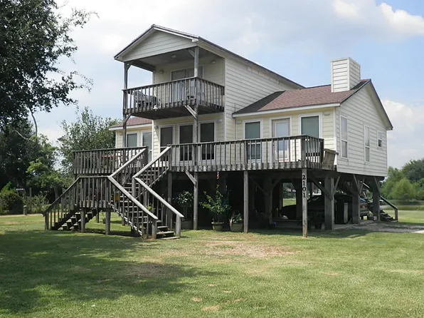 2101 7th St, High Island, TX 77623