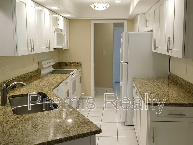 1840 Oak Forest Dr W — Photo 3
