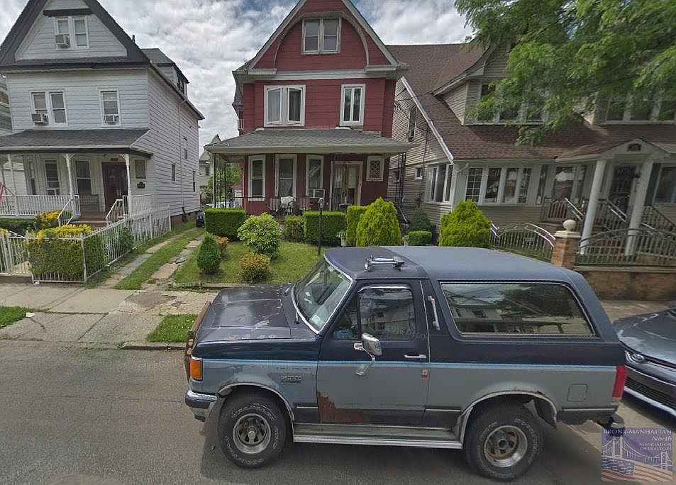 2nd image of 930 E 34th St