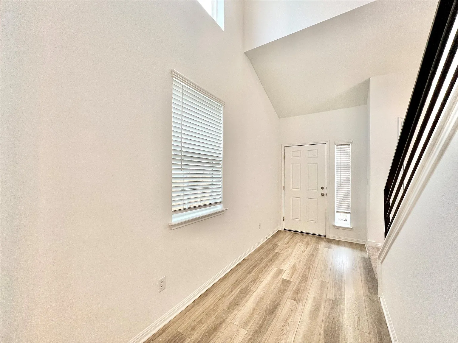 4 bed, 2.5 bath, 2253 sqft, $2,300 — Photo 4