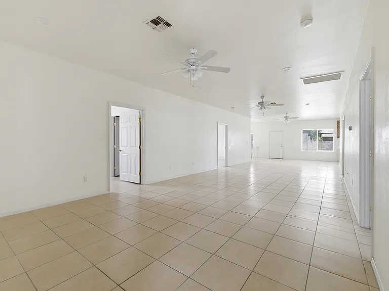 512 W Brown St — Photo 22