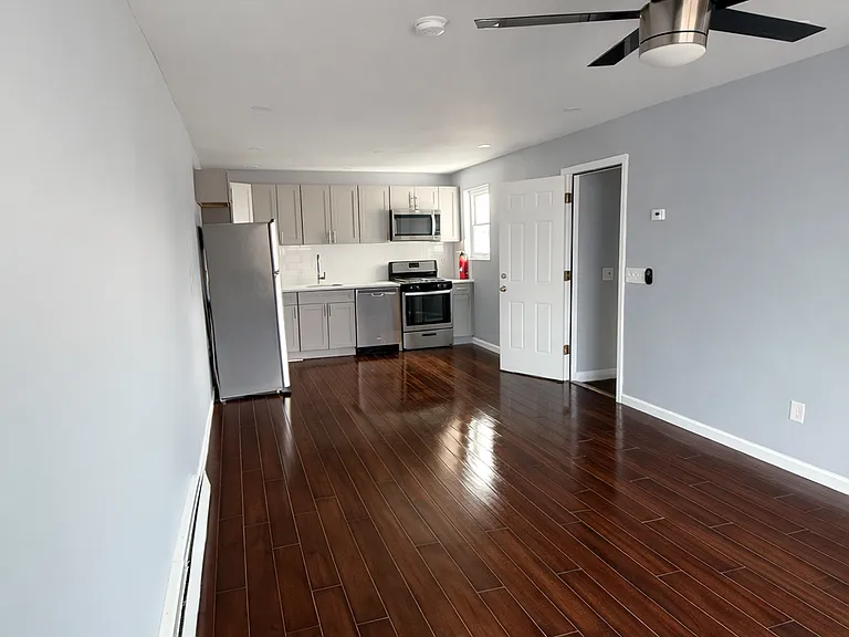 28 Treptow St #2 — Photo 6