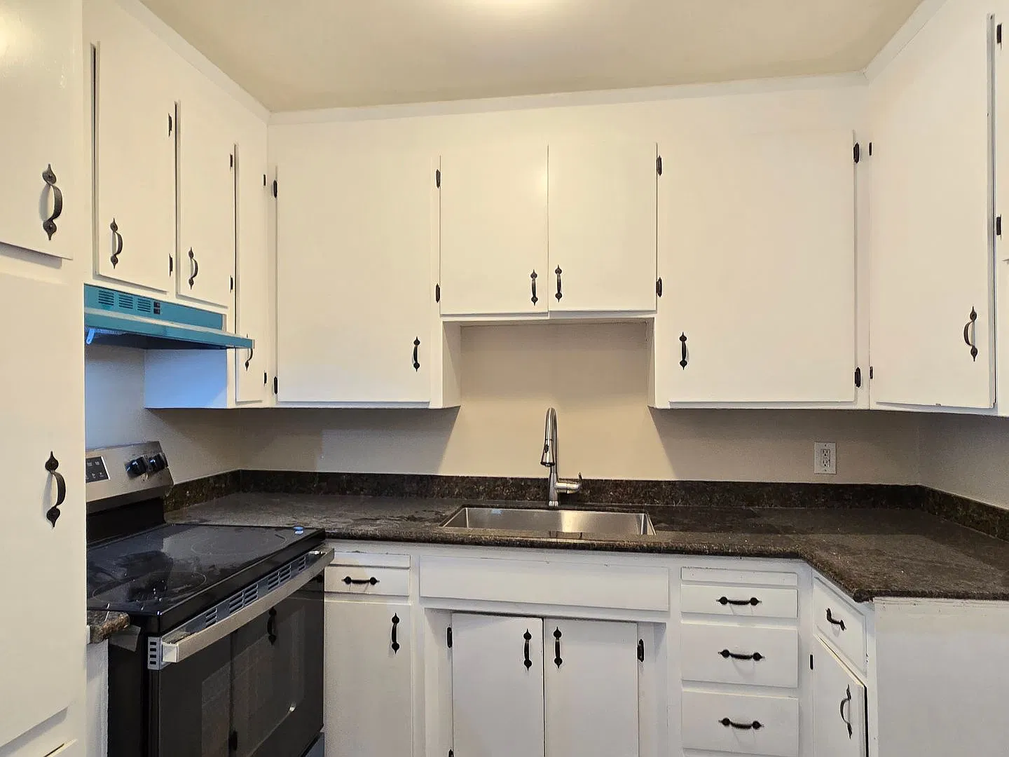 Country Club Garden Apartments — Photo 2