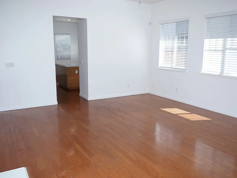 467 E Legacy Dr — Photo 5
