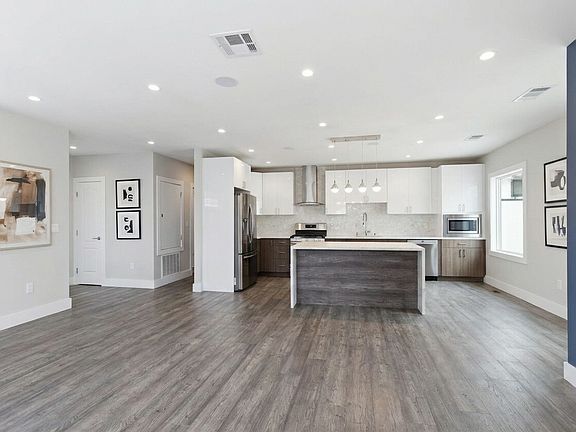 4th image of 739 Huron Ave