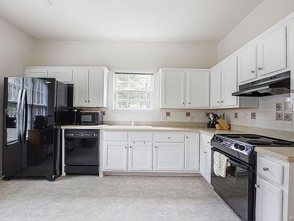 3rd image of 608 Hazeltine Ct