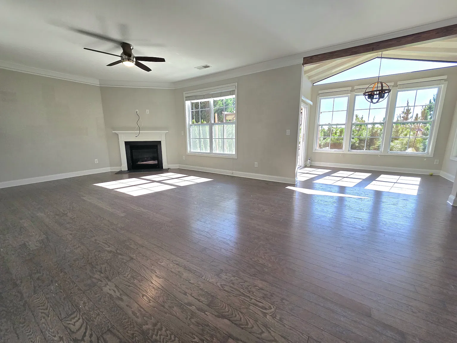 3 bed, 2.5 bath, 2400 sqft, $3,200 — Photo 4