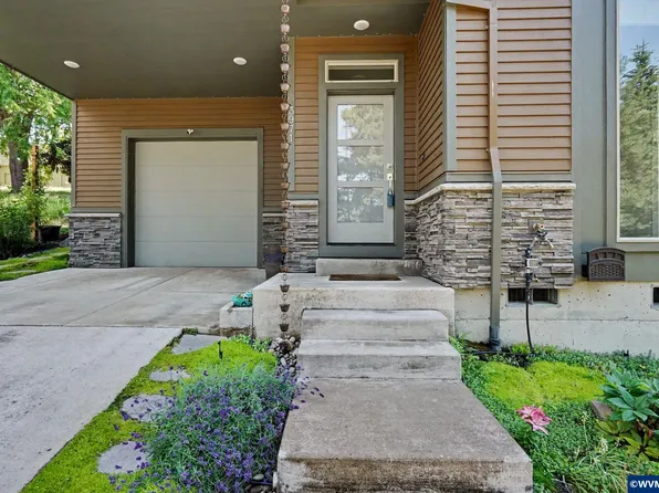 3971 Village Center Dr SE, Salem, OR 97302