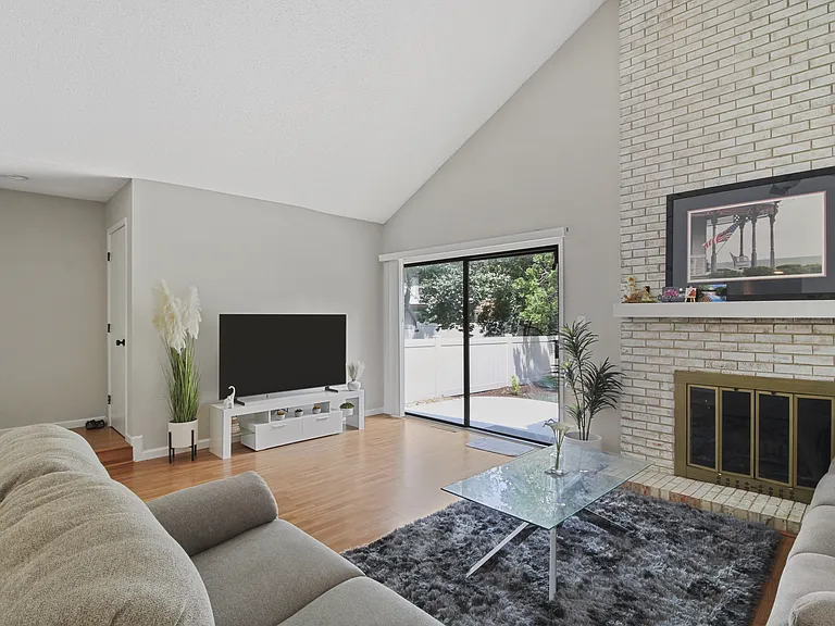 2304 Melrose Dr — Photo 6