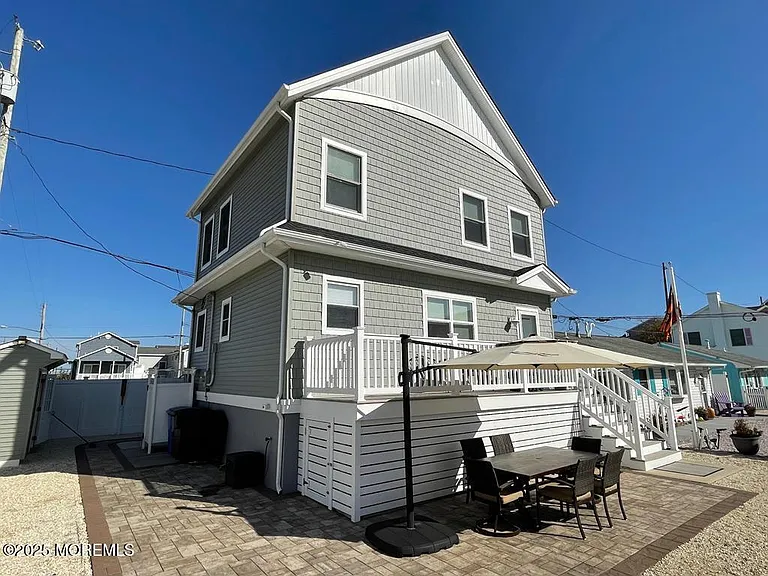 112 Albacore Dr — Photo 1