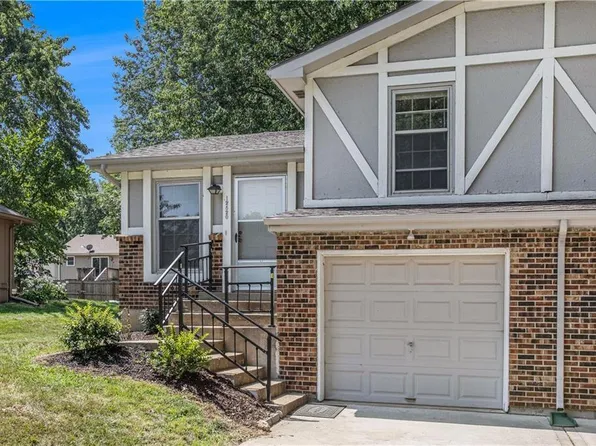 12820 S Blackfoot Dr, Olathe, KS 66062