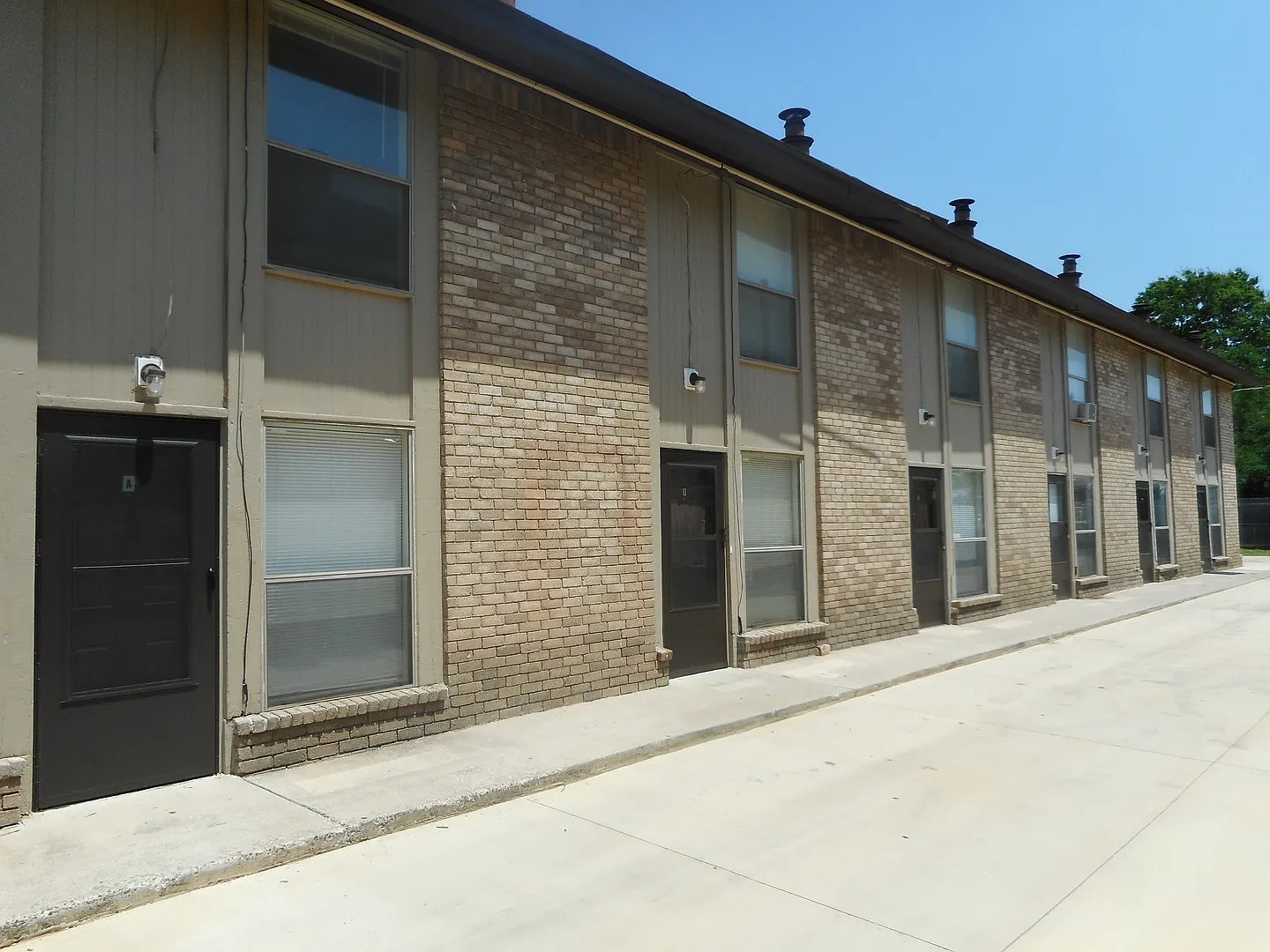 2504 N Hudson ($0 Renew Fee) — Photo 2