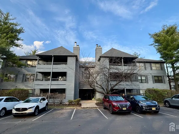 1107 Woodhaven Dr, Edison, NJ 08817