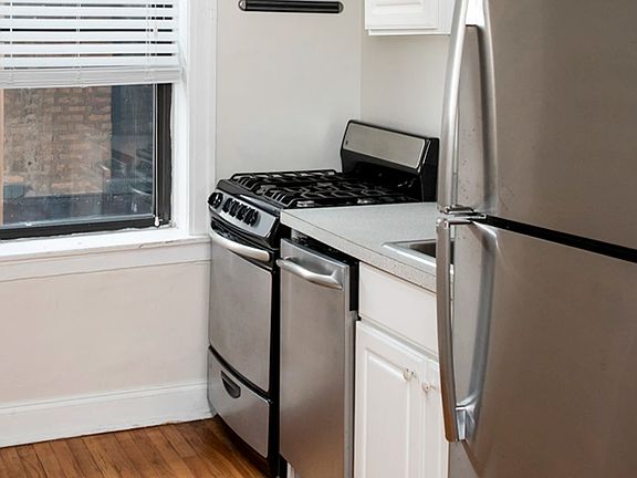 4th image of 839 W Cornelia Ave