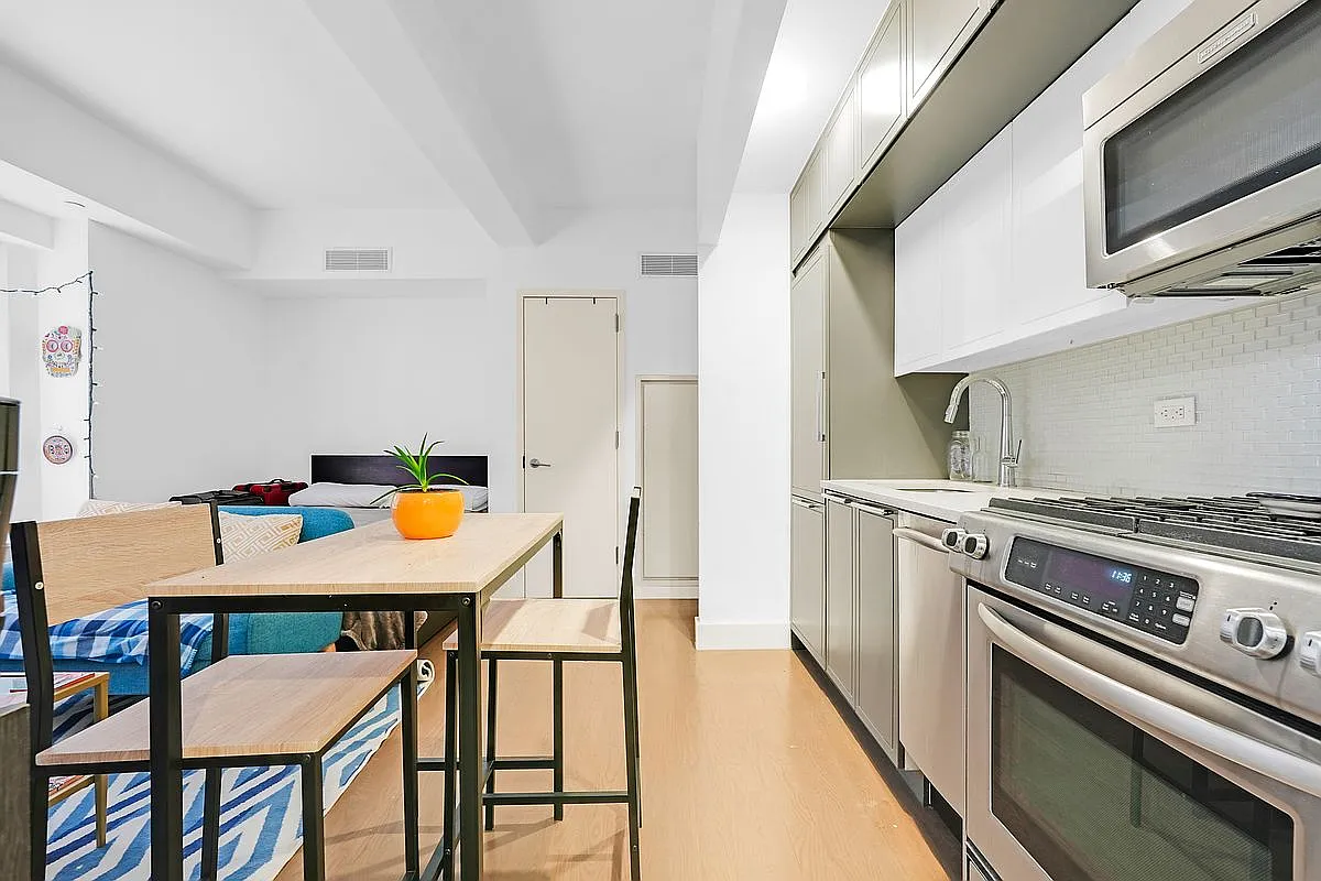 432 W 52nd St APT 3E photo 1
