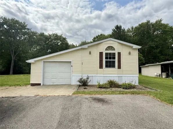 68 Stoneybrook Dr, Hubbard, OH 44425
