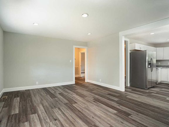4th image of 6017 N Broadway St