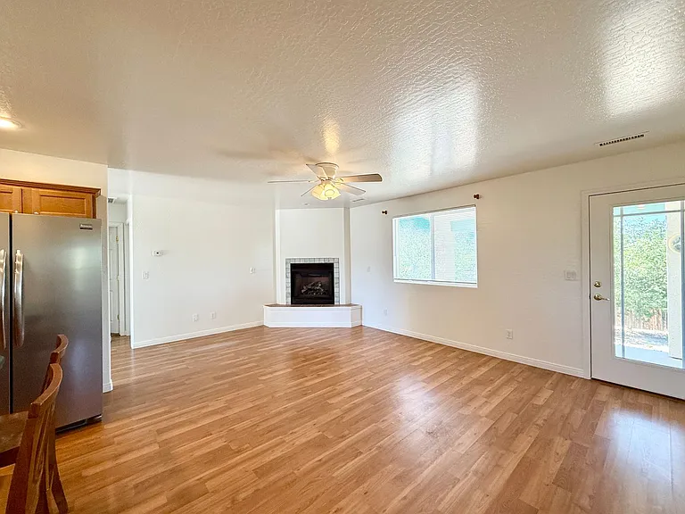 1415 Lakeview Rd — Photo 3