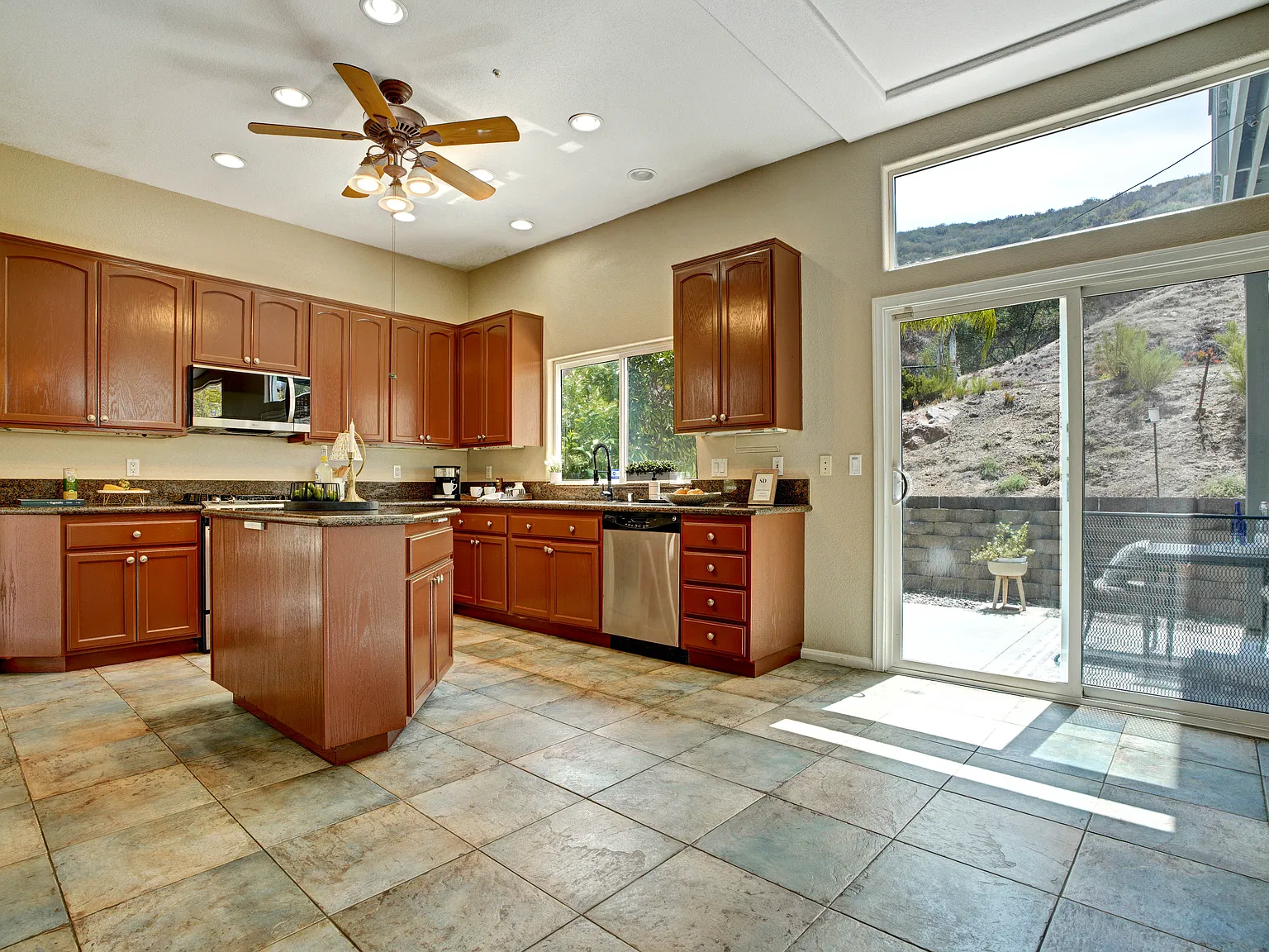 4 bed, 2606 sqft, $4,100 — Photo 4